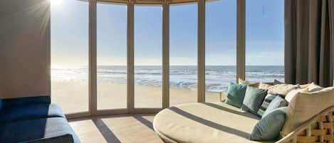Minibar contenant certains articles gratuits, coffre-fort, bureau