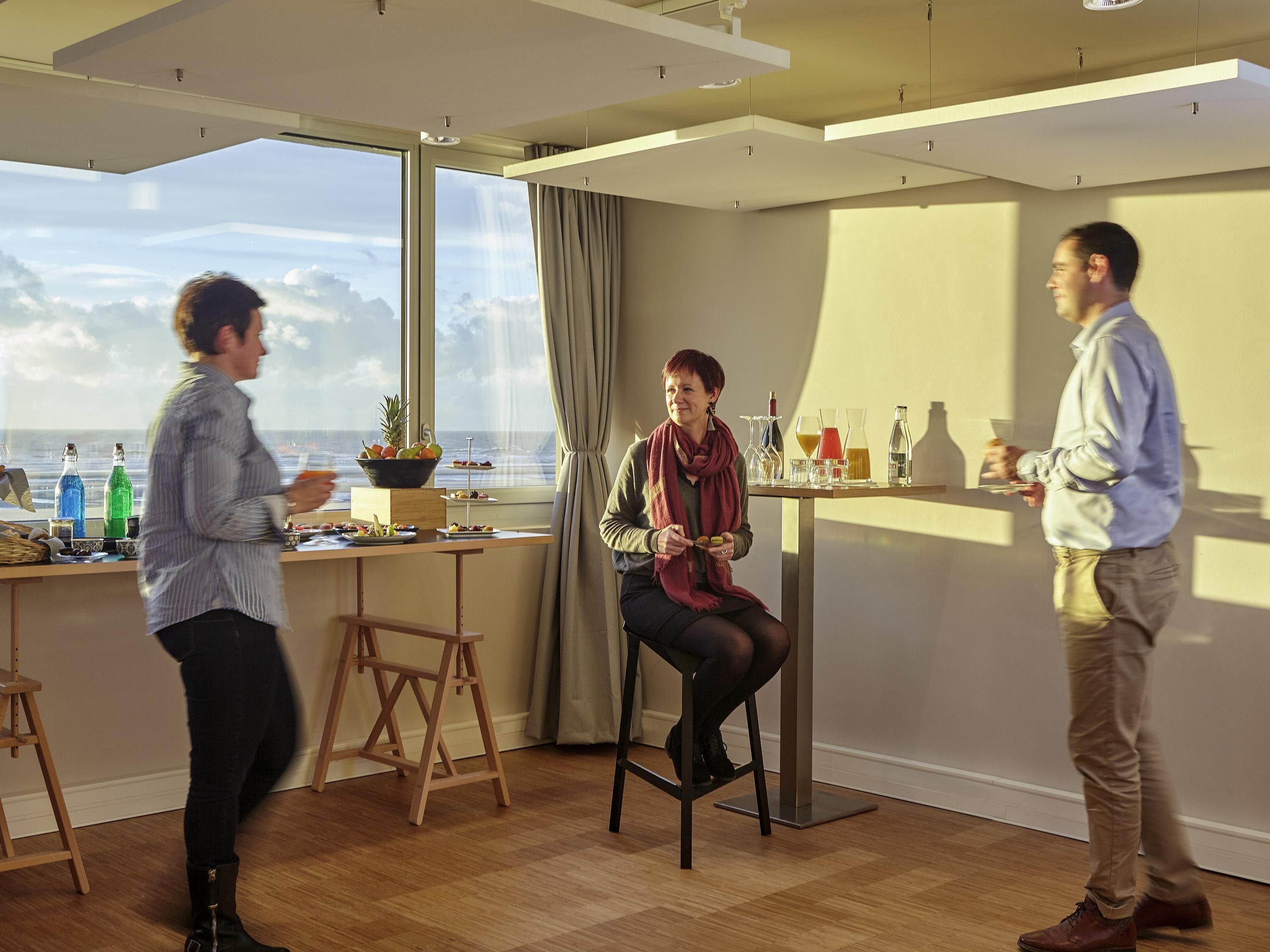 Un interno moderno con una grande finestra, un'area bar e una disposizione di posti a sedere.