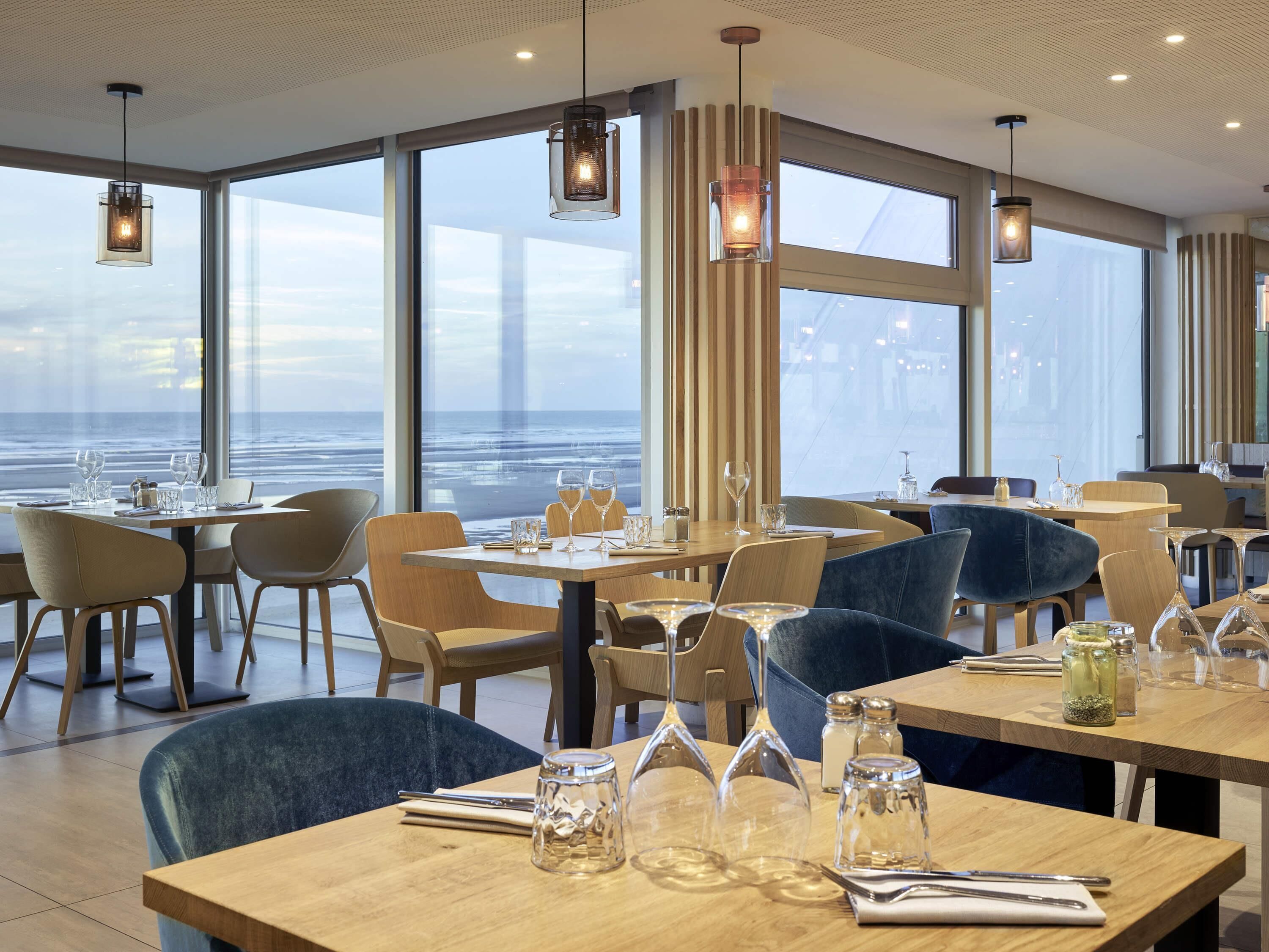 Déjeuner et dîner servis sur place, vue sur la plage 