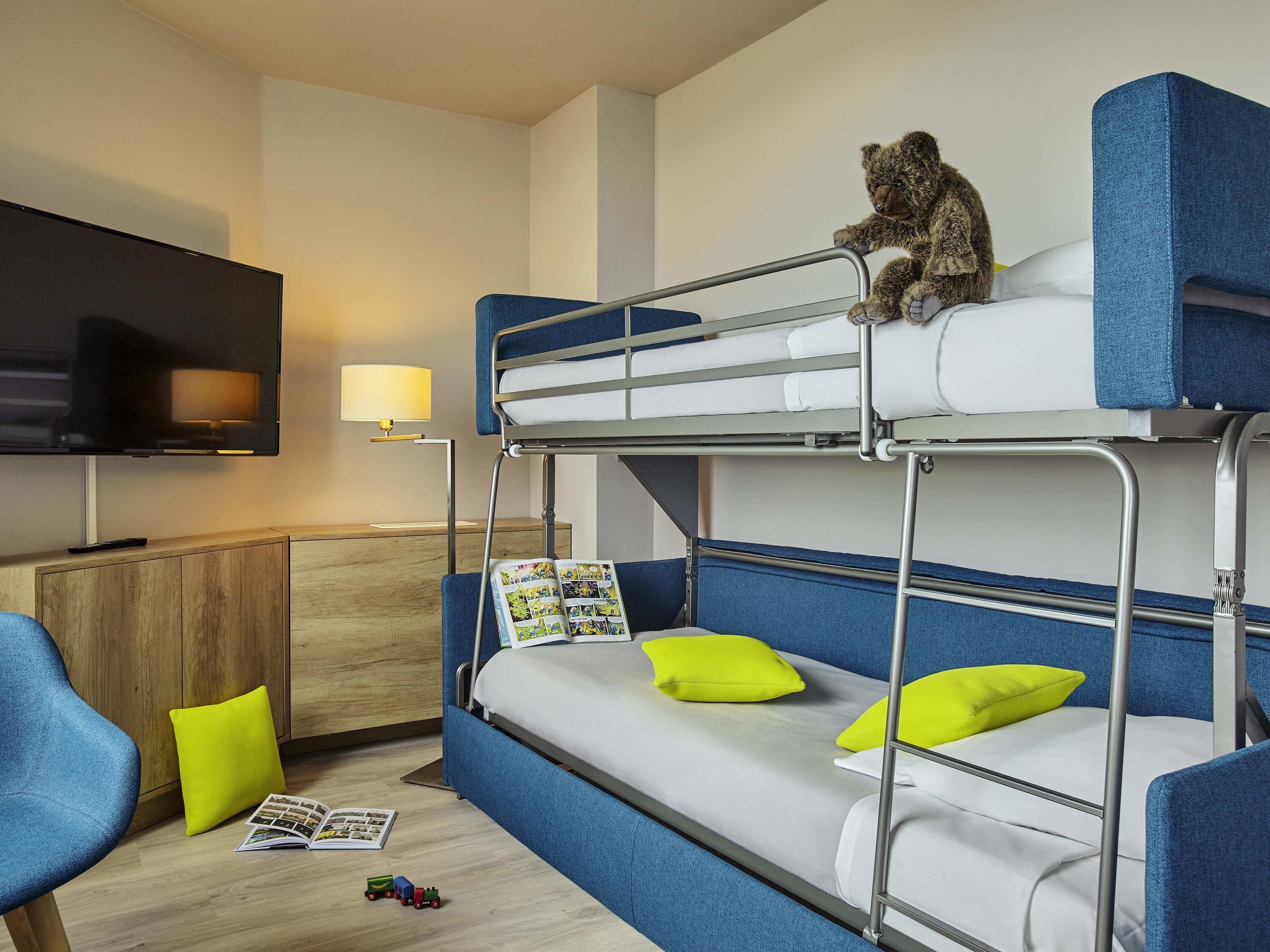 Minibar (mit einigen kostenlosen Artikeln), Zimmersafe, Schreibtisch