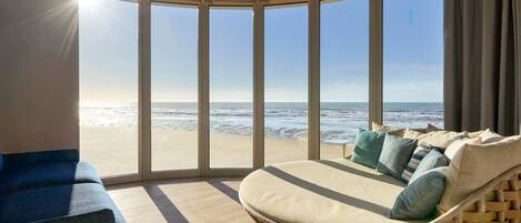 Frigobar (abastecido com alguns itens grátis), cofres nos quartos