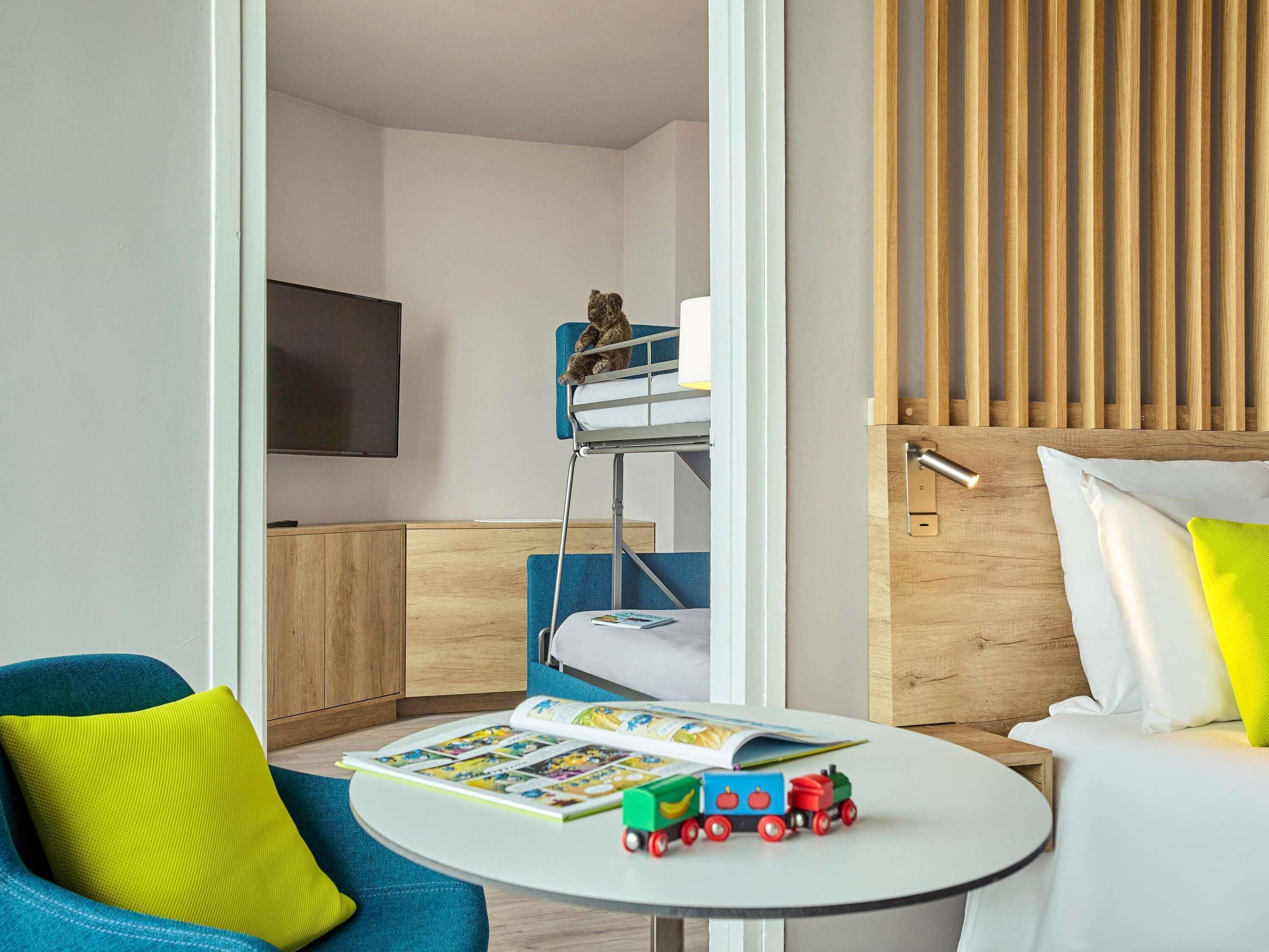 Isi minibar gratis, brankas, meja kerja, dan tirai kedap cahaya