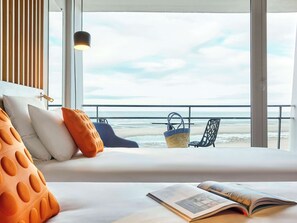 Chambre supérieure avec lits jumeaux, 2 lits jumeaux, balcon, vue sur la mer (Balcony) | Minibar contenant certains articles gratuits, coffre-fort, bureau