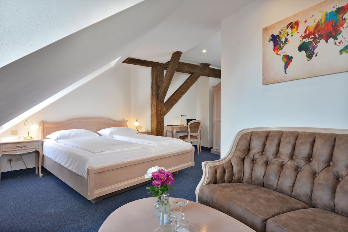 in-room safe, desk, free wifi, bed sheets