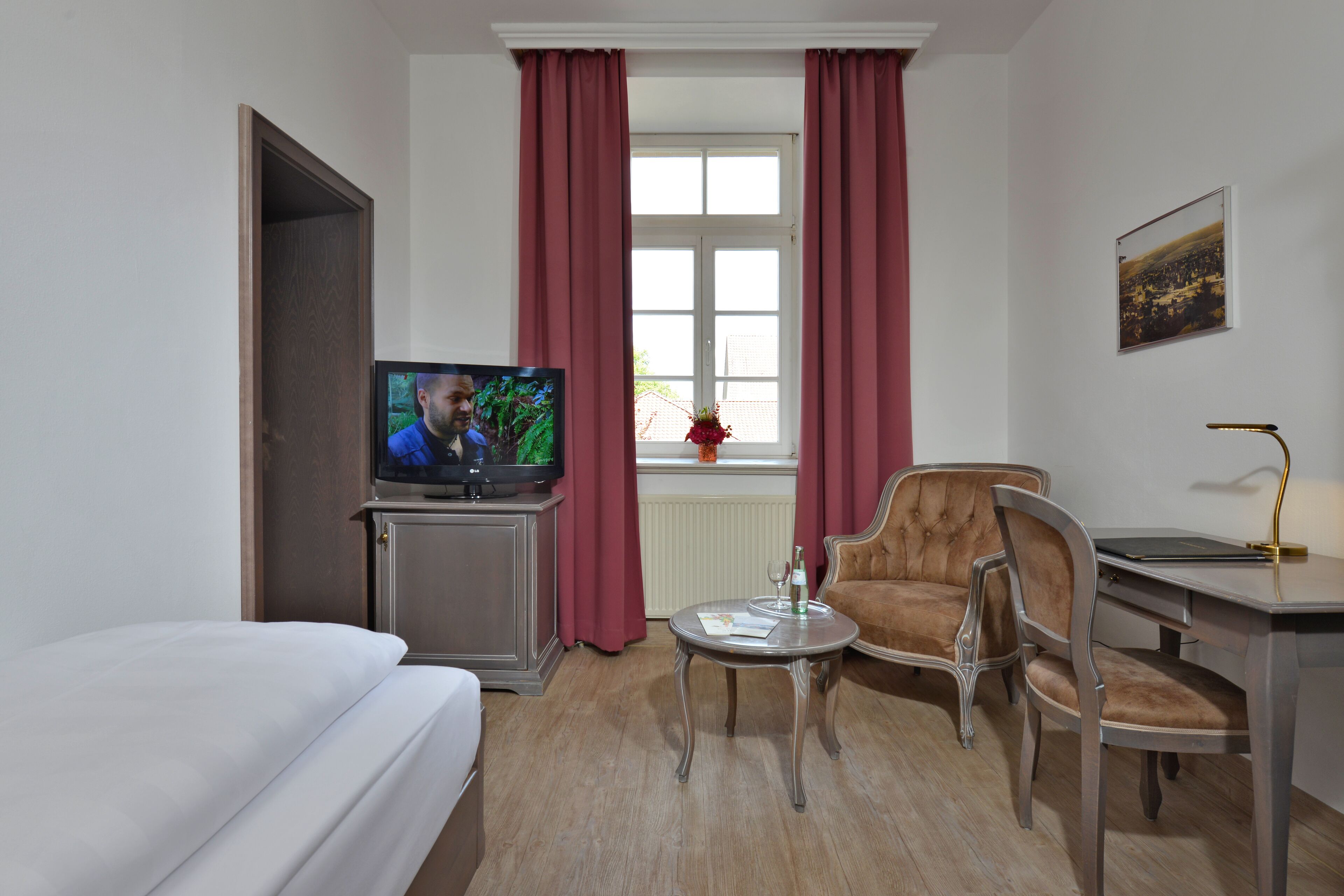 standard single room | in-room safe, desk, free wifi, bed sheets
