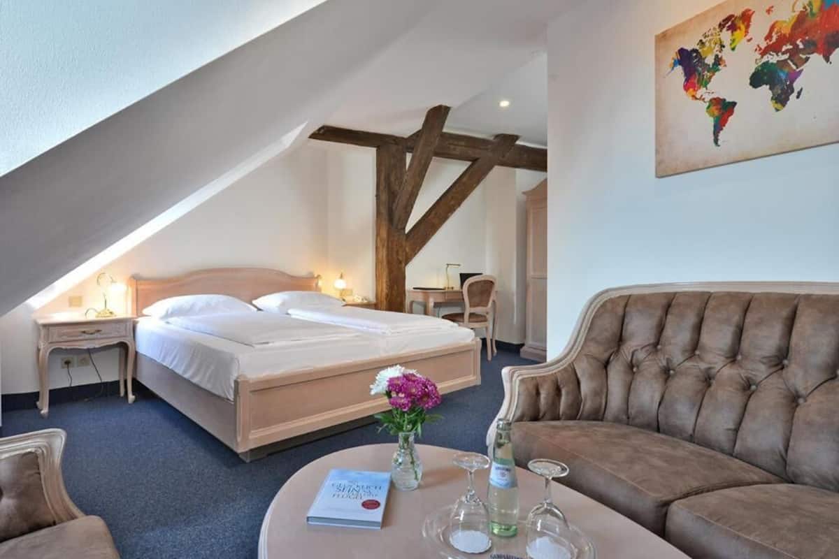 Zimmersafe, Schreibtisch, kostenloses WLAN, Bettwäsche