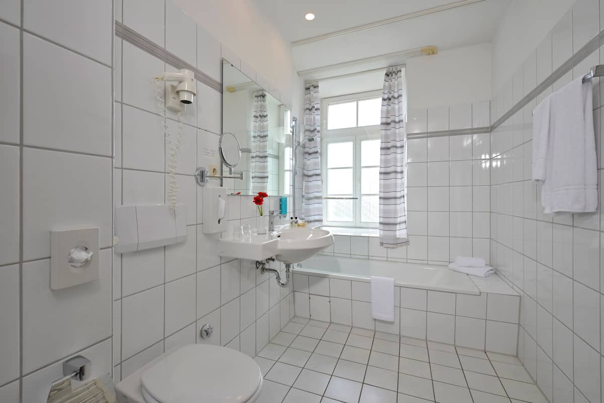 shower, free toiletries, hair dryer, towels