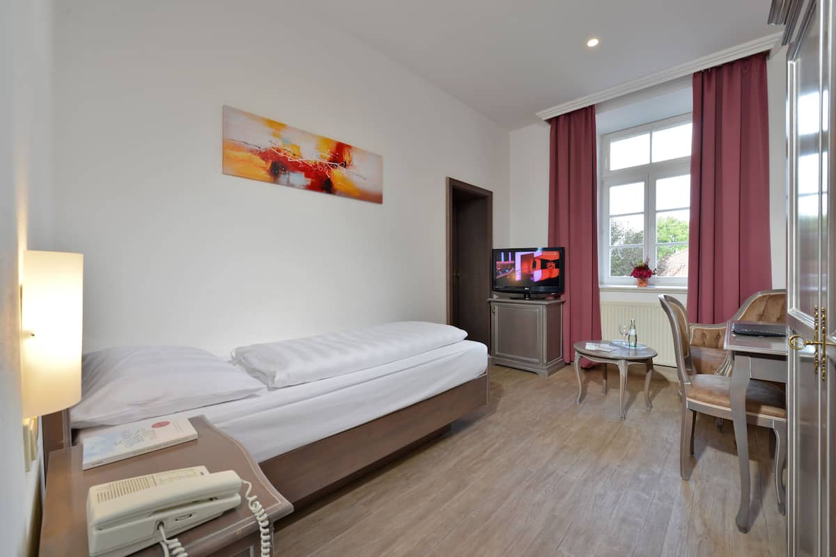 Standard Single Room | In-room safe, desk, WiFi (free), bed sheets