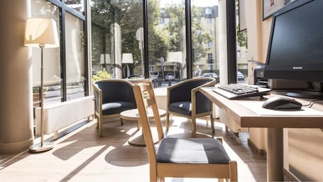 Lobby lounge