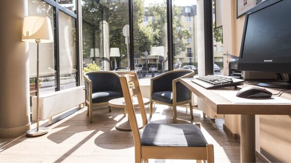 Lobby lounge