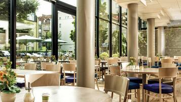 Desayuno buffet (EUR 17 por persona)