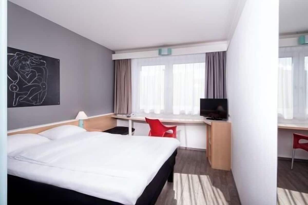 Schreibtisch, Verdunkelungsvorhänge, schallisolierte Zimmer