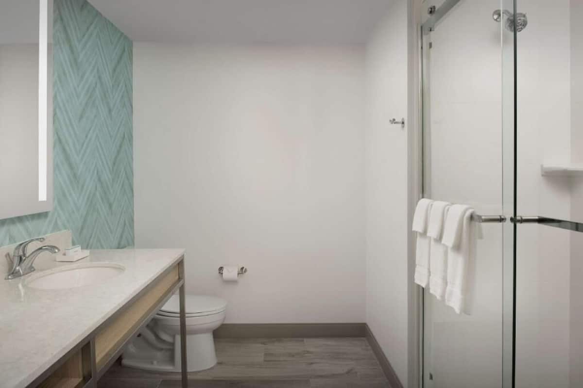 Salle de bain | Articles de toilette (gratuits), séchoir à cheveux, serviettes fournies