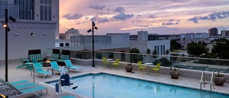 Una piscina al aire libre