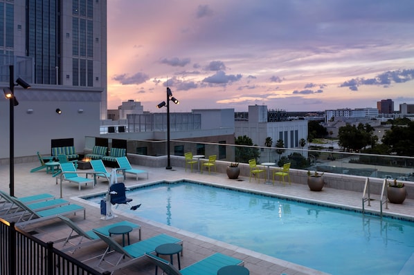 Una piscina al aire libre