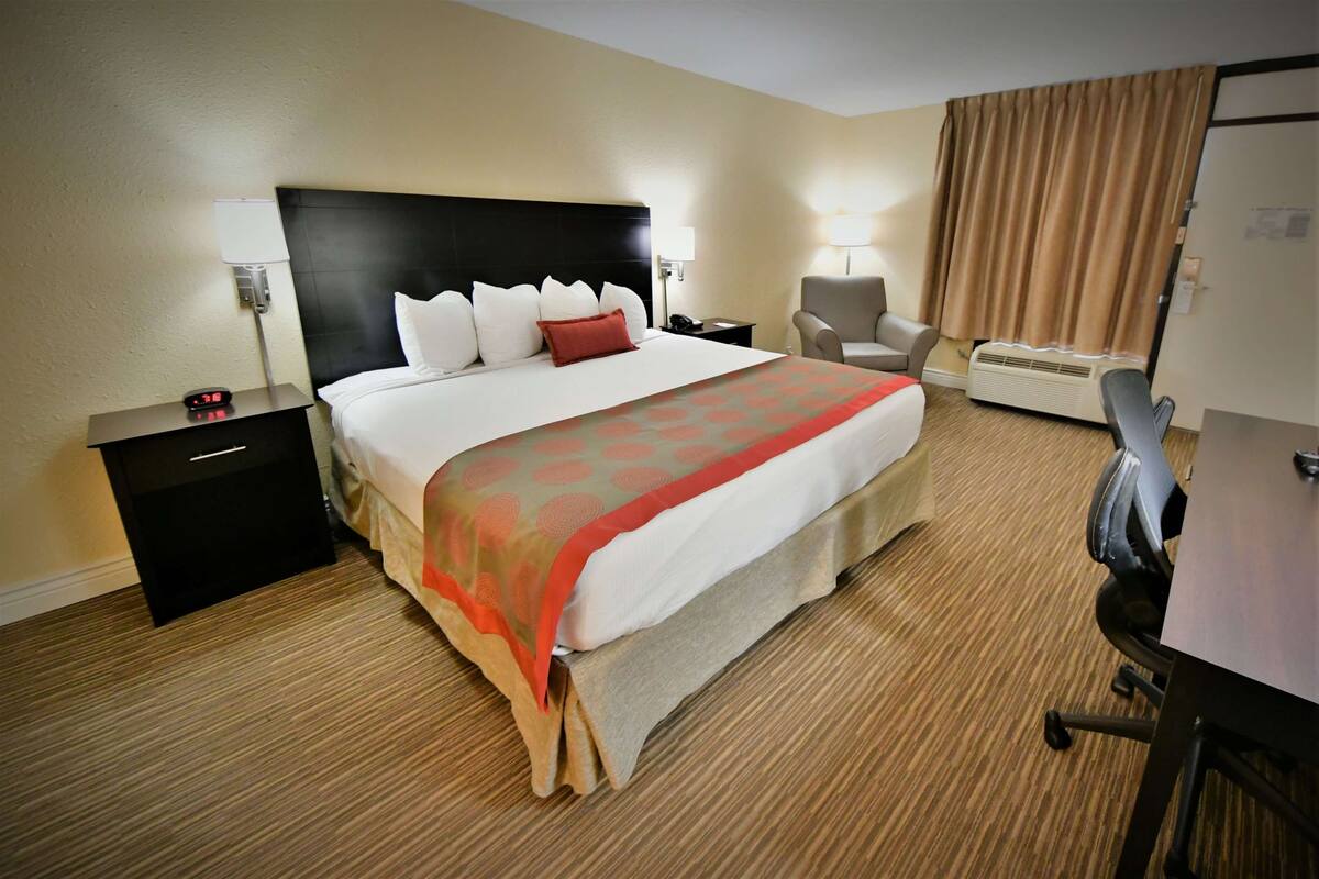 ห้องสวีท, 1 ห้องนอน, ปลอดบุหรี่ (Ramada) | เครื่องนอนระดับพรีเมียม,   โต๊ะทำงาน, เตารีด/โต๊ะรีดผ้า