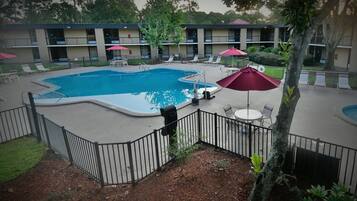 Una piscina al aire libre (de 08:00 a 20:00), sombrillas, tumbonas