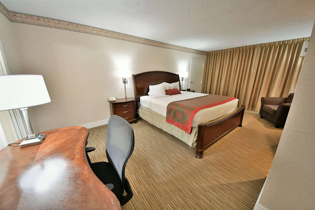 ห้องสวีท, 1 ห้องนอน, ปลอดบุหรี่ (Mandarin Suite) | เครื่องนอนระดับพรีเมียม, โต๊ะทำงาน, เตารีด/โต๊ะรีดผ้า
