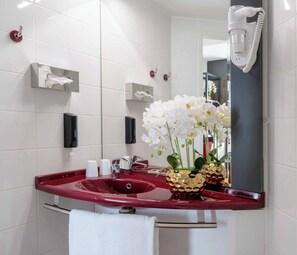 Dusche, kostenlose Toilettenartikel, Haartrockner, Handtücher