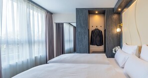 Superior Quadruple Room | Ropa de cama hipoalergénica, minibar, caja fuerte y escritorio