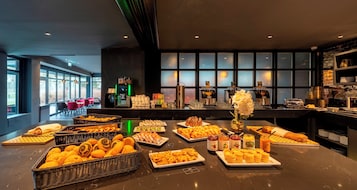 Se ofrece un desayuno bufé (19 EUR por persona)