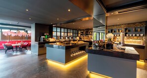 Un restaurante moderno con una barra central, área de estar con mesas y sillas, y vista a la ciudad a través de amplios ventanales.