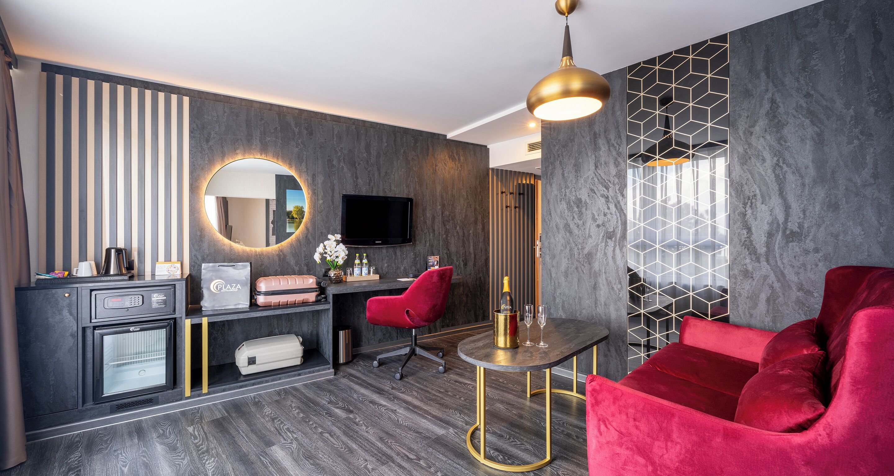 Allergikerbettwaren, Minibar, Zimmersafe, Schreibtisch