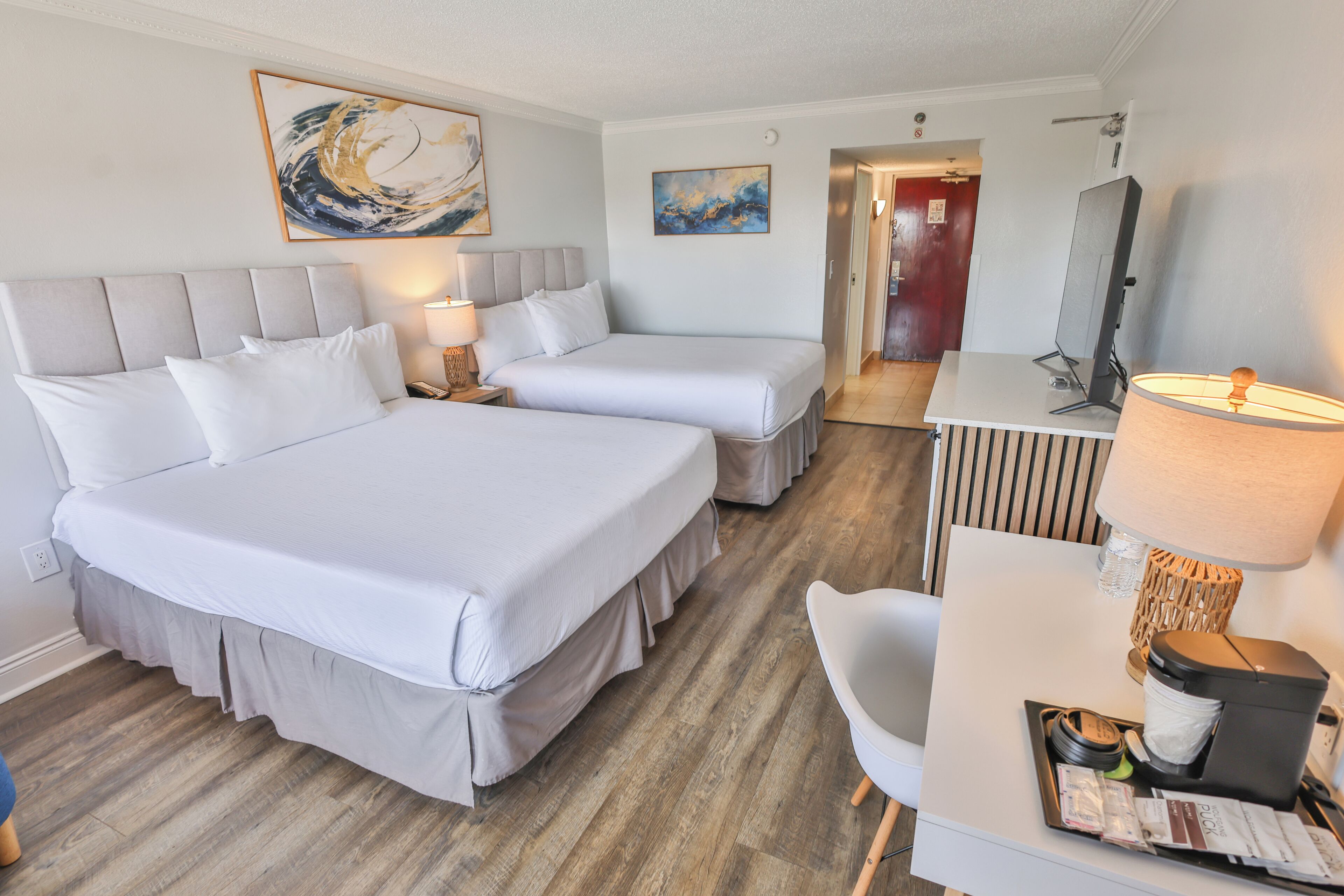 Habitación, 2 camas Queen size, vista a la alberca | Tabla de planchar con plancha, cunas gratuitas y wifi gratis 