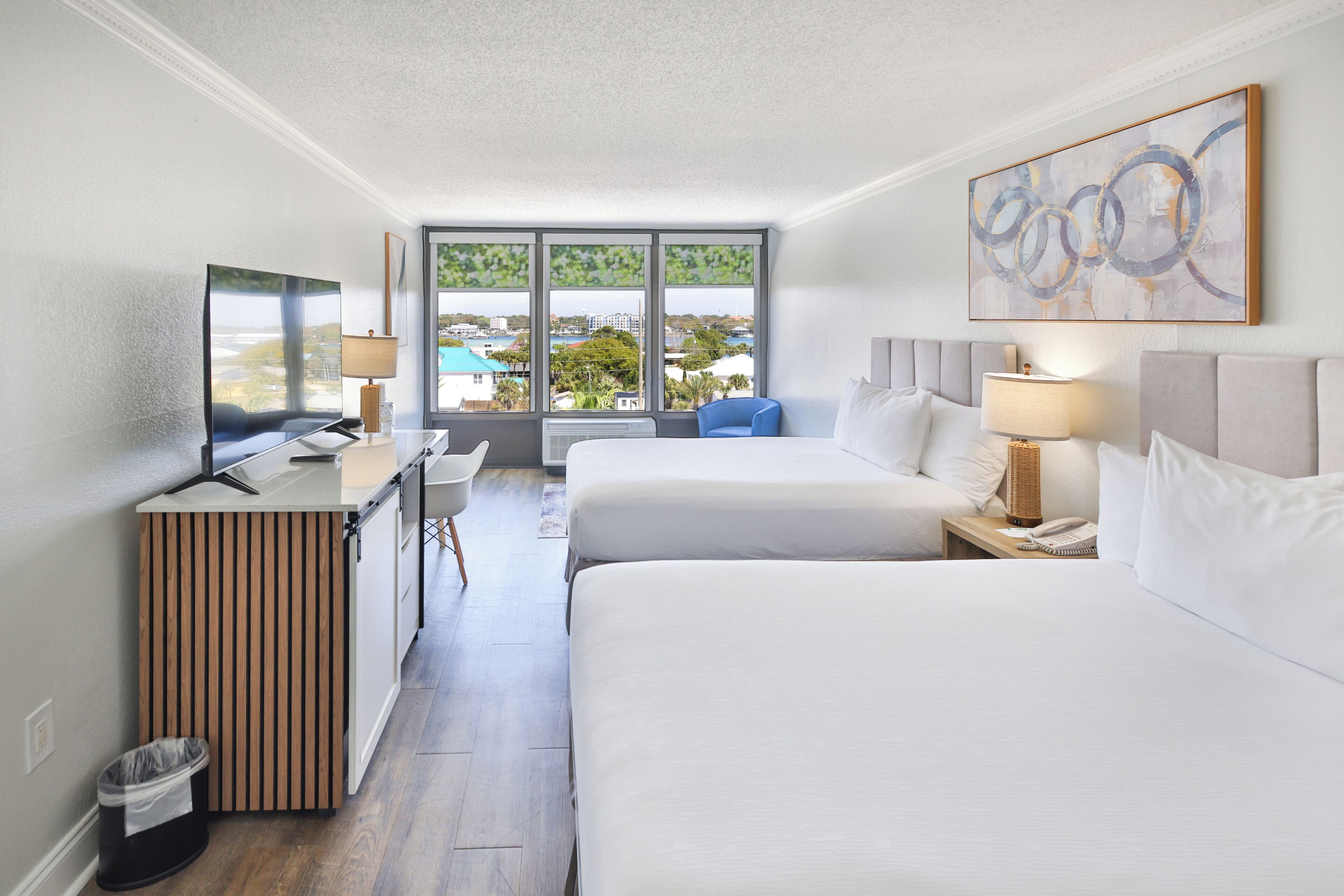 Habitación, 2 camas Queen size, vista a la ciudad | Tabla de planchar con plancha, cunas gratuitas y wifi gratis 
