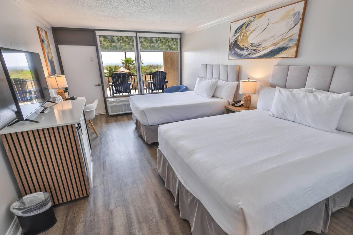 Zimmer, 2 Queen-Betten, Poolblick