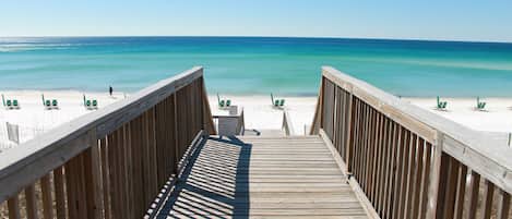 På stranden, hvit sand, solsenger og parasoller