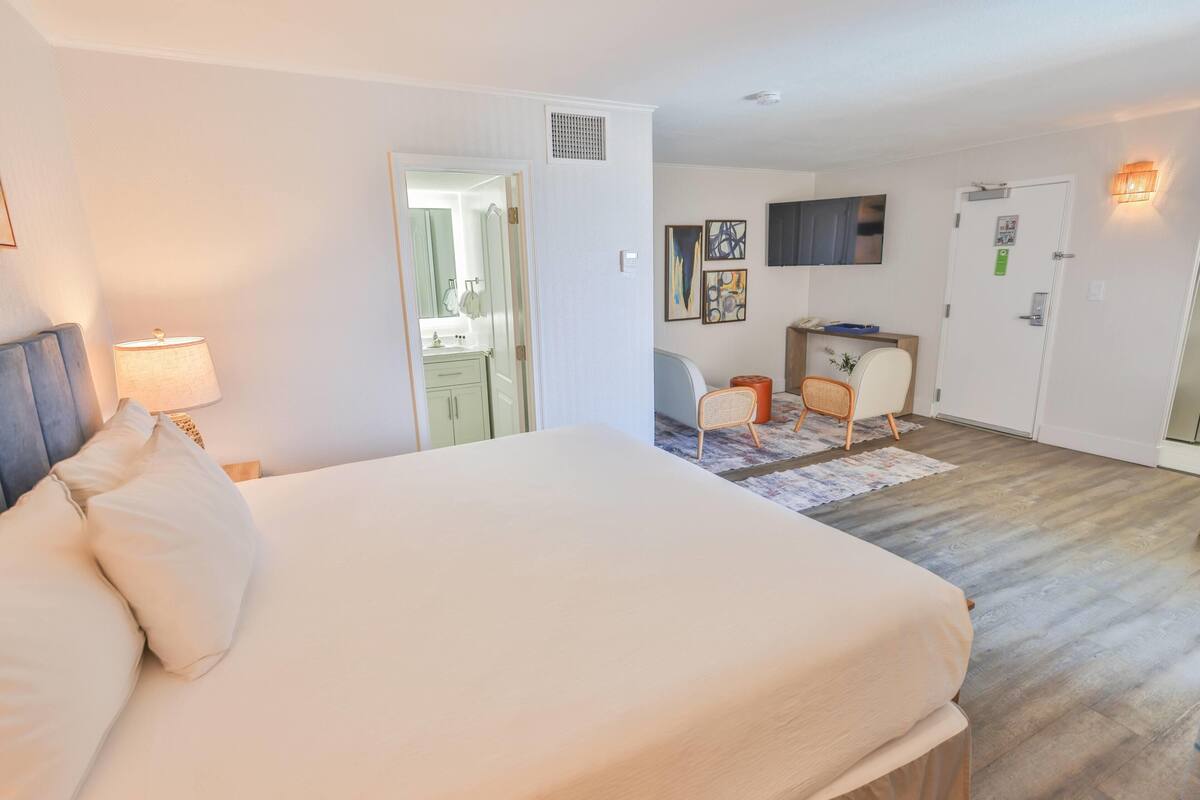 Studio, 1 King-Bett (Bahama, Partial View)