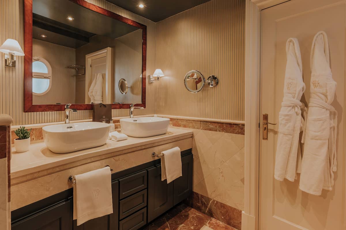 junior suite skyline terrace "the wellington club" access | bathroom | designer toiletries, hair dryer, bathrobes, slippers