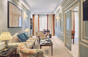 Suite Courtyard Two Bedrooms Terrace "The Wellington Club" Access | Área de estar | TV LCD 55 polegadas com canais a cabo, TV, filmes pagos