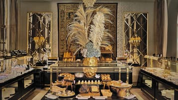 Desayuno buffet diario (EUR 45 por persona)