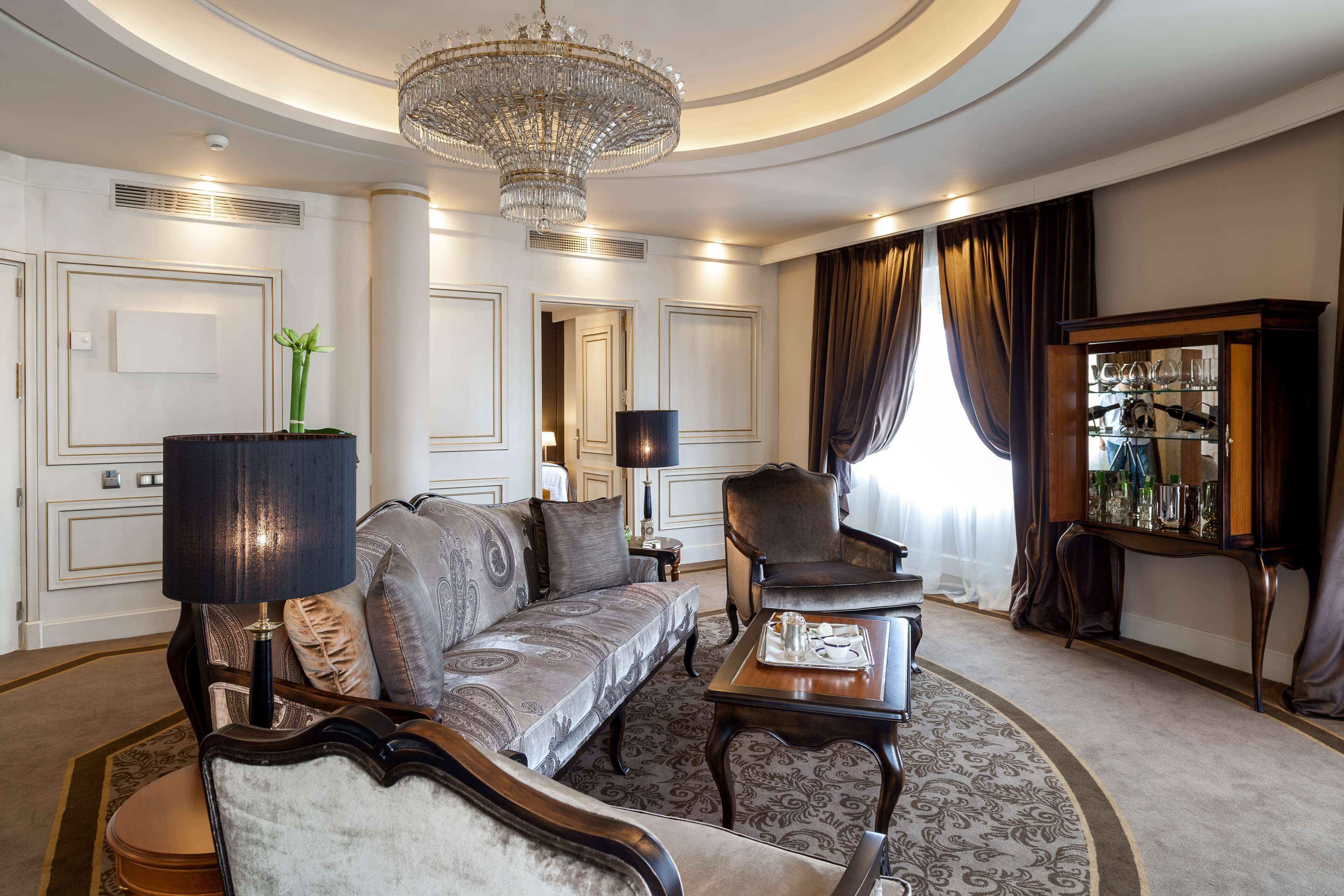Luxury Suite "The Wellington Club" Access | Luxe beddengoed, een minibar, een kluis op de kamer, een bureau