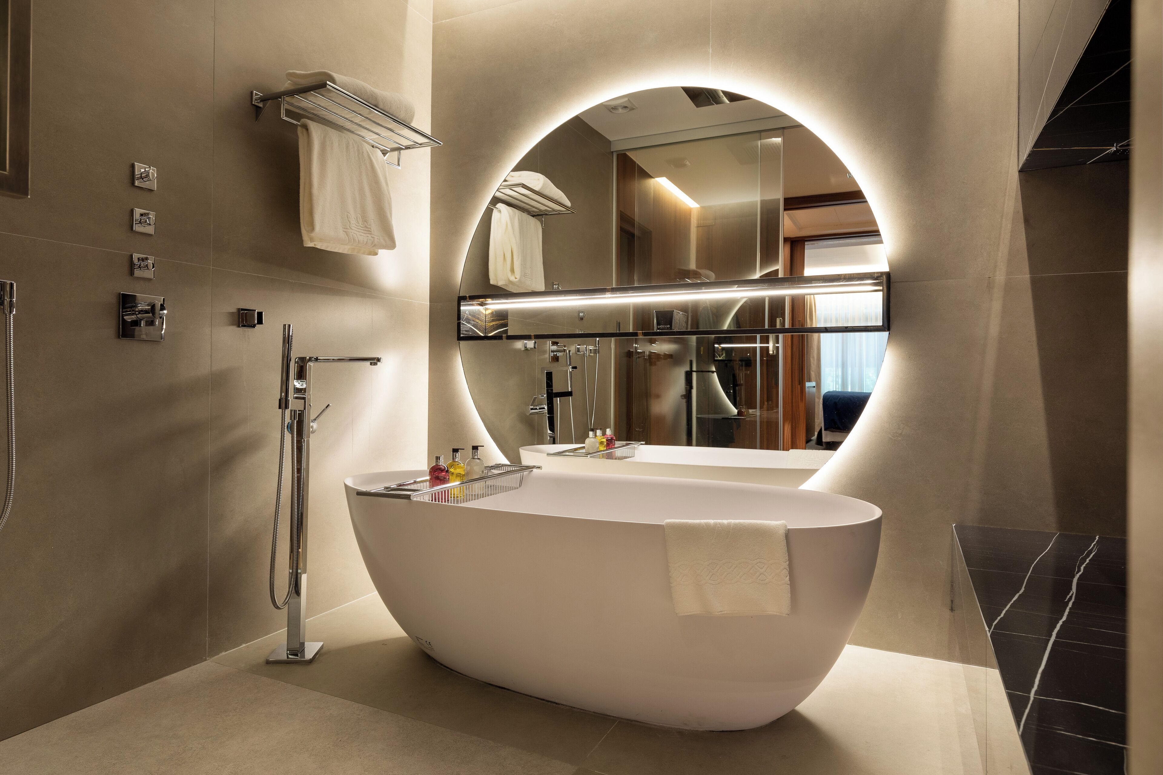 Suite Spa Velazquez "The Wellington Club" | Baño | Amenidades de baño de diseñador, secadora de cabello, batas, pantuflas 