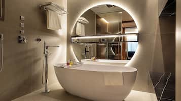 Suite Spa Velazquez "The Wellington Club" | Baño | Amenidades de baño de diseñador, secadora de cabello, batas, pantuflas