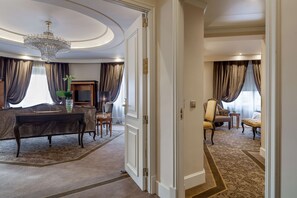 Hochwertige Bettwaren, Minibar, Zimmersafe, individuell dekoriert