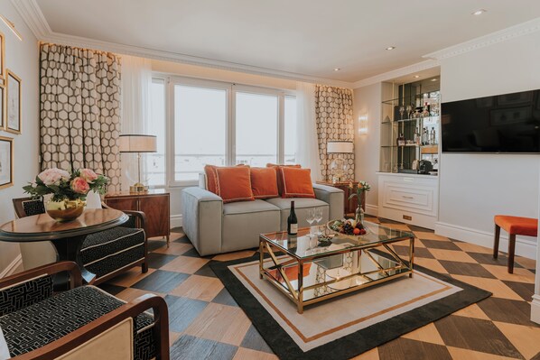 Junior Suite Deluxe Skyline "The Wellington Club" Access | Premium bedding, minibar, in-room safe, individually decorated