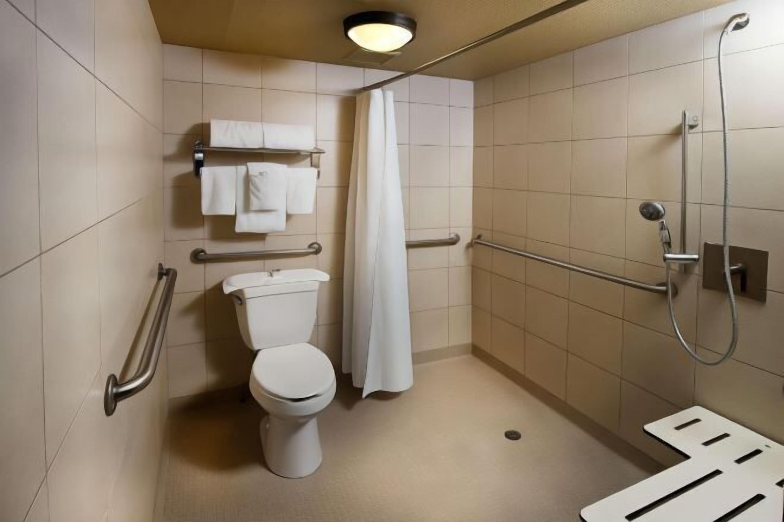 Bathroom | Combined shower/tub, free toiletries, towels