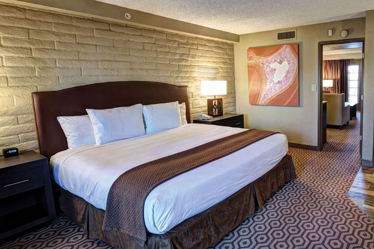 1 bedroom, premium bedding, minibar, in-room safe