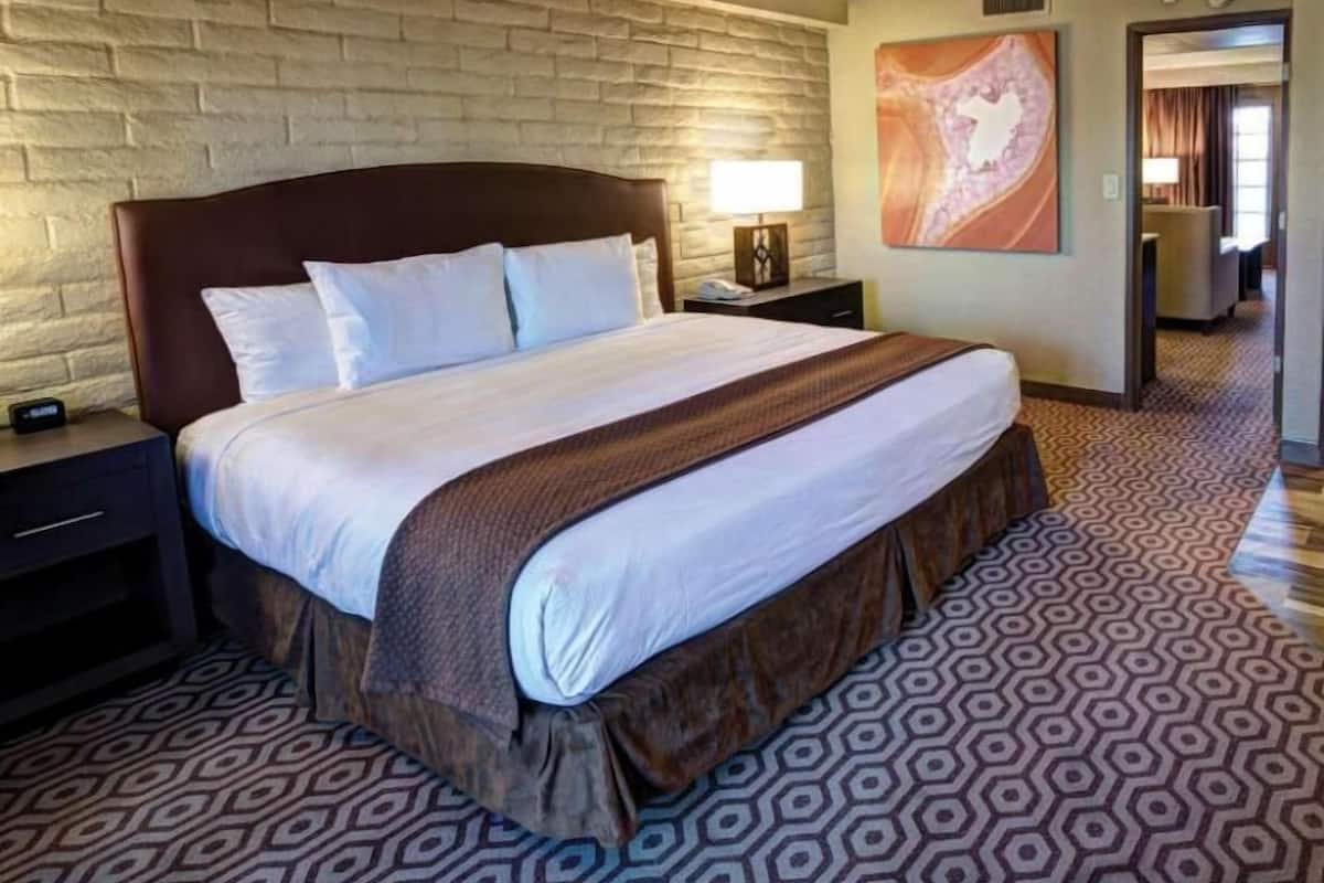 1 bedroom, premium bedding, minibar, in-room safe