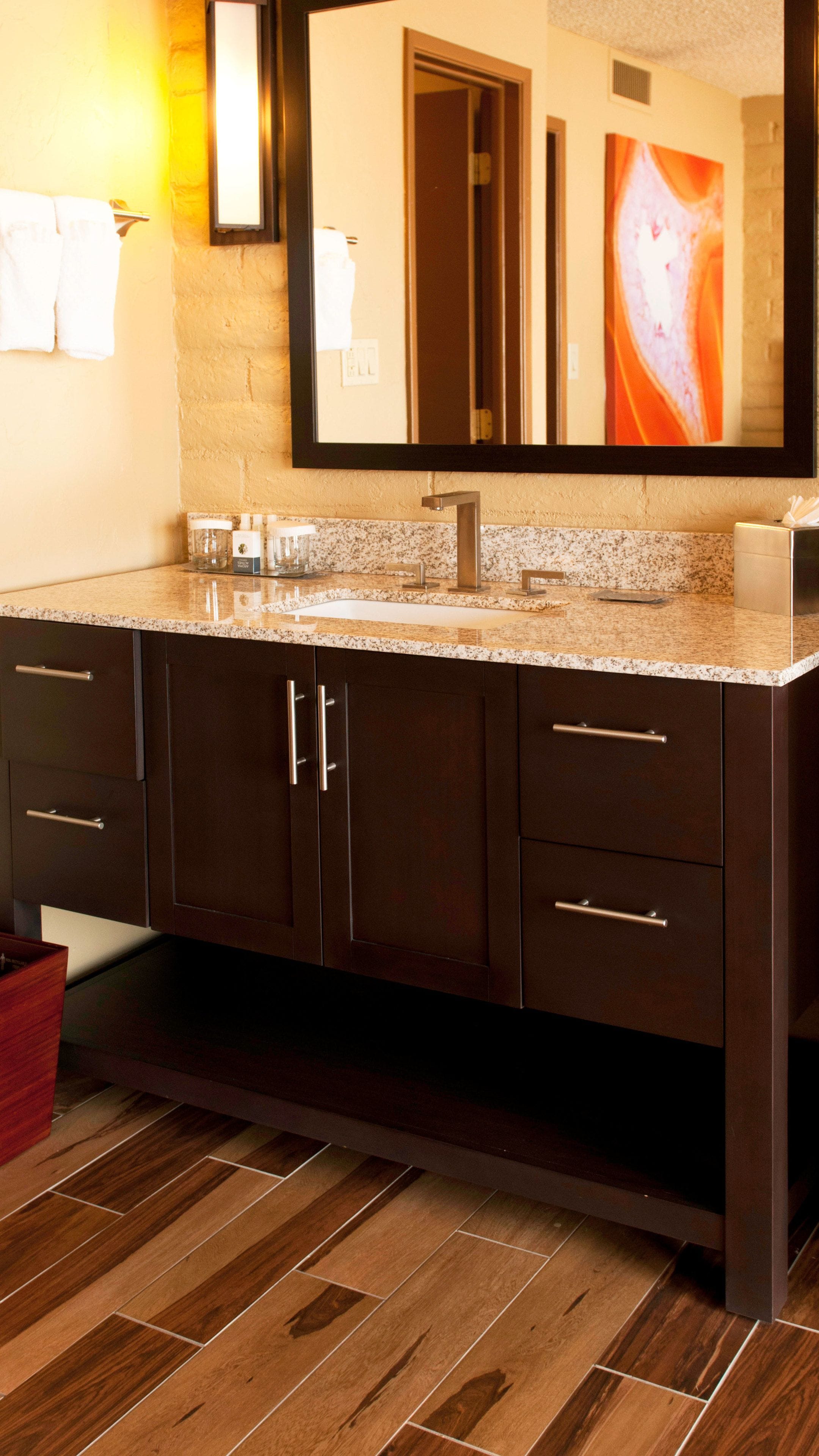 combined shower/bathtub, free toiletries, towels