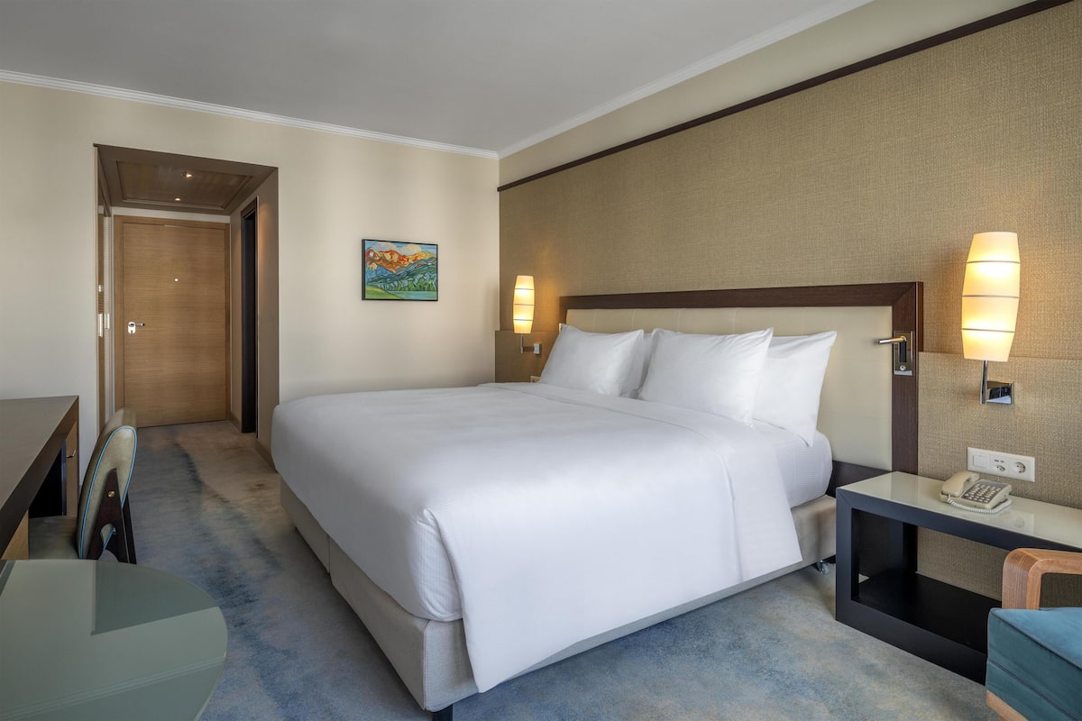 Hypo-allergenic bedding, minibar, in-room safe, desk