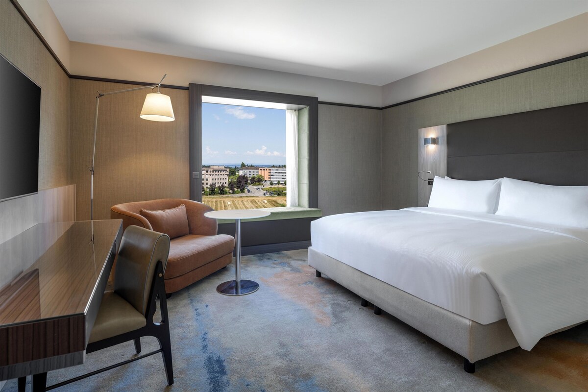 King Deluxe Room with Sofa Bed | Premium bedding, pillowtop beds, minibar, in-room safe