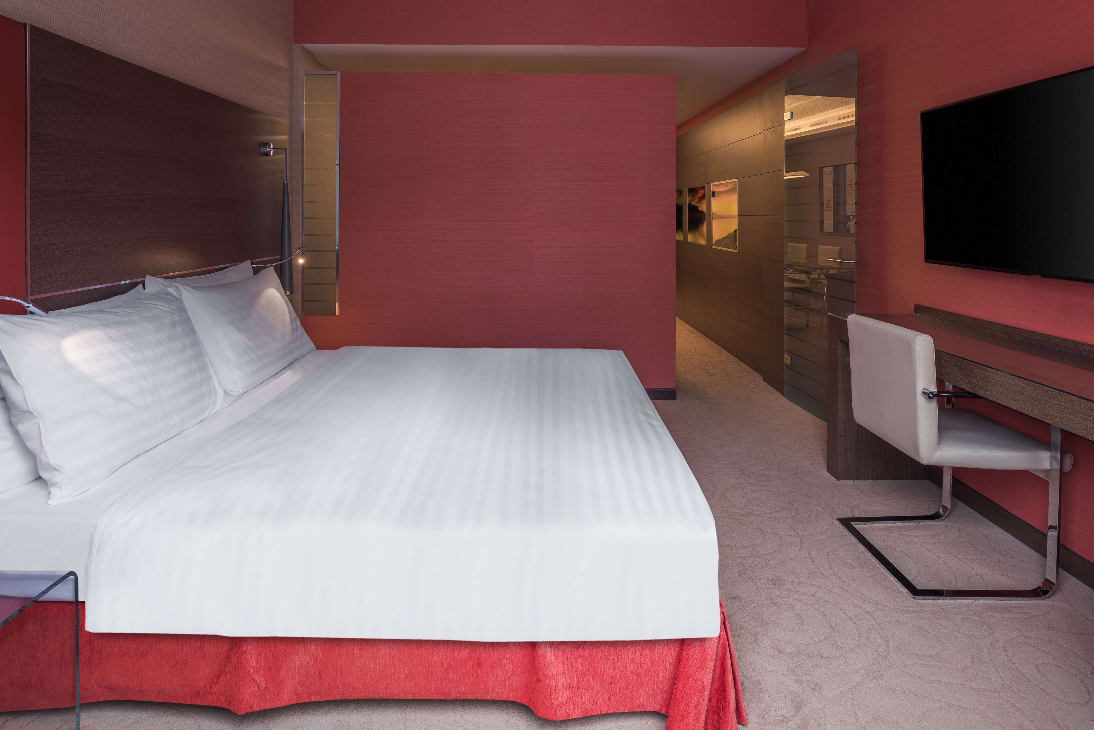 Junior Room, 1 King Bed | Hypo-allergenic bedding, minibar, in-room safe, desk