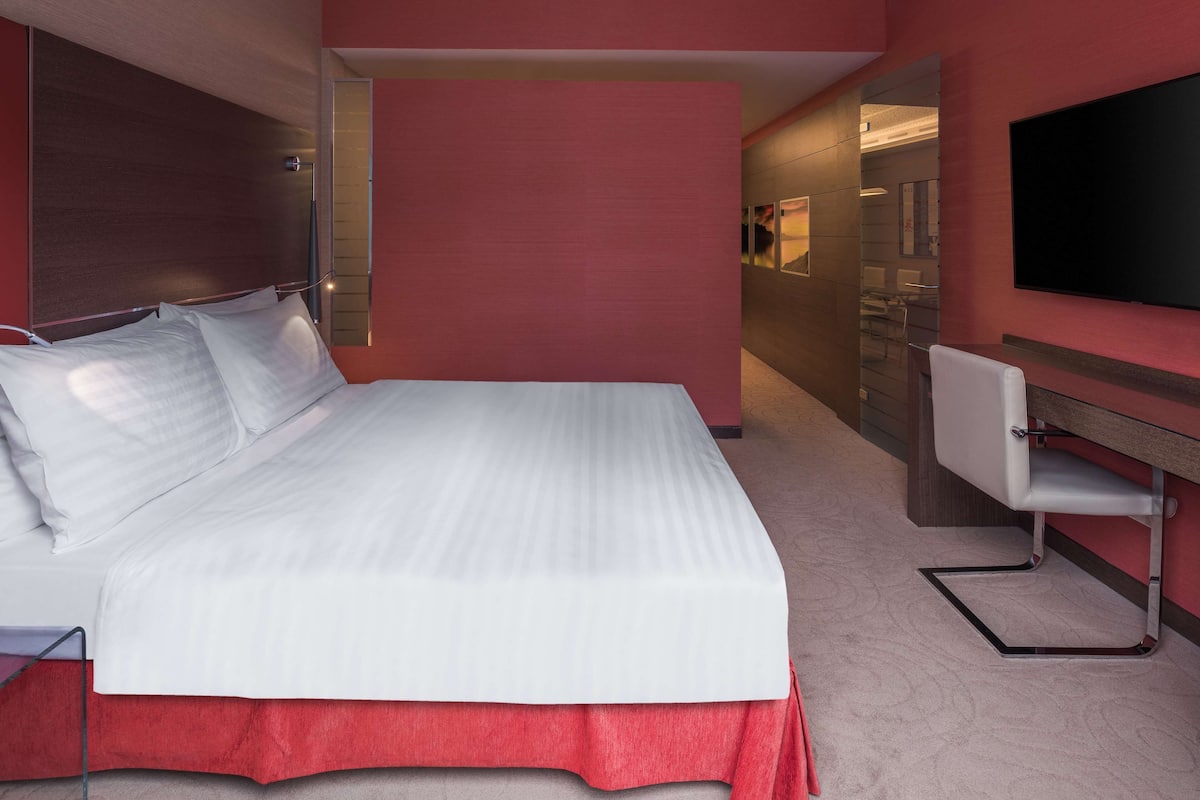 Junior Room, 1 King Bed | Hypo-allergenic bedding, minibar, in-room safe, desk