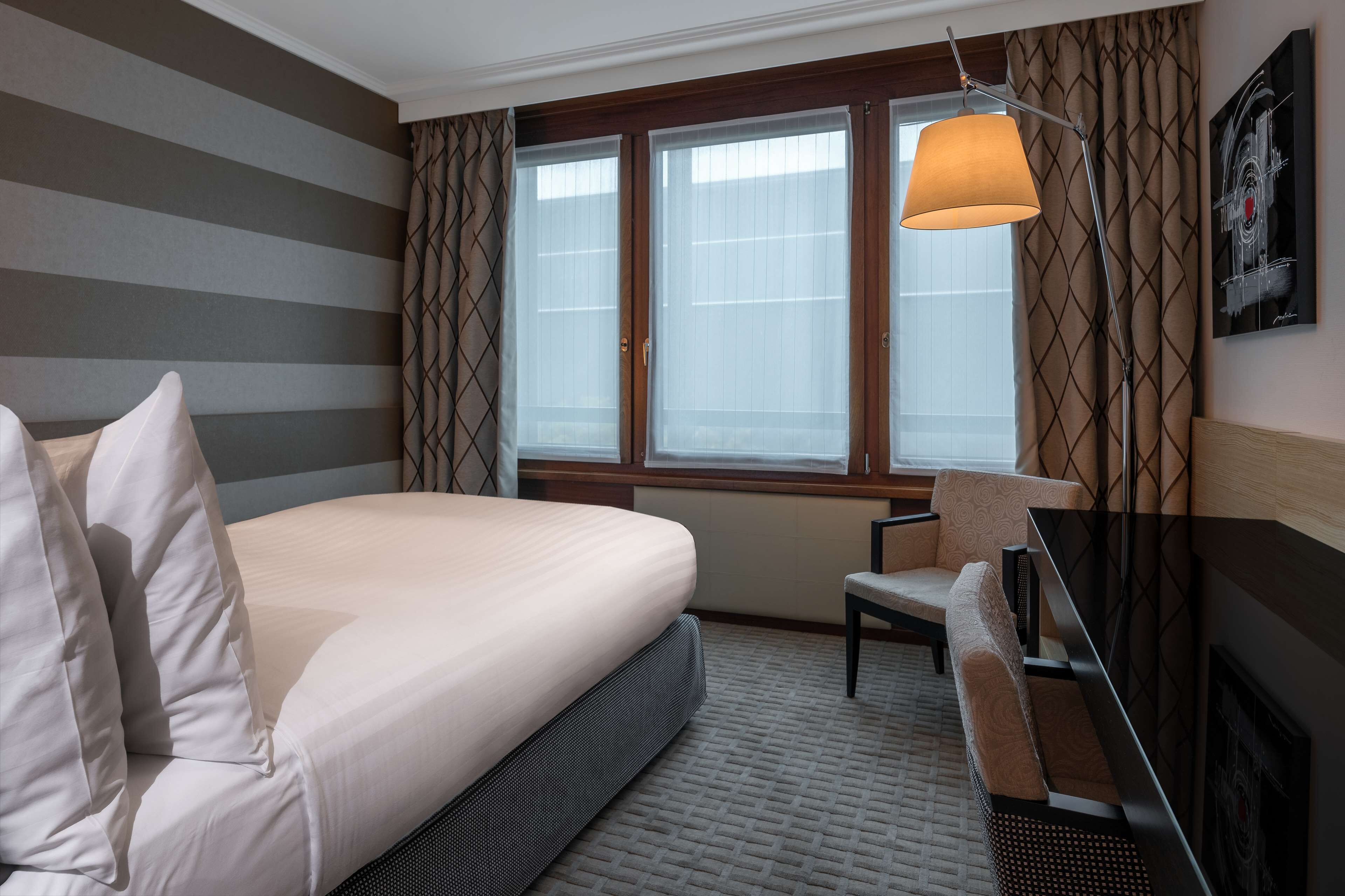 Room, 1 Queen Bed | Hypo-allergenic bedding, minibar, in-room safe, desk