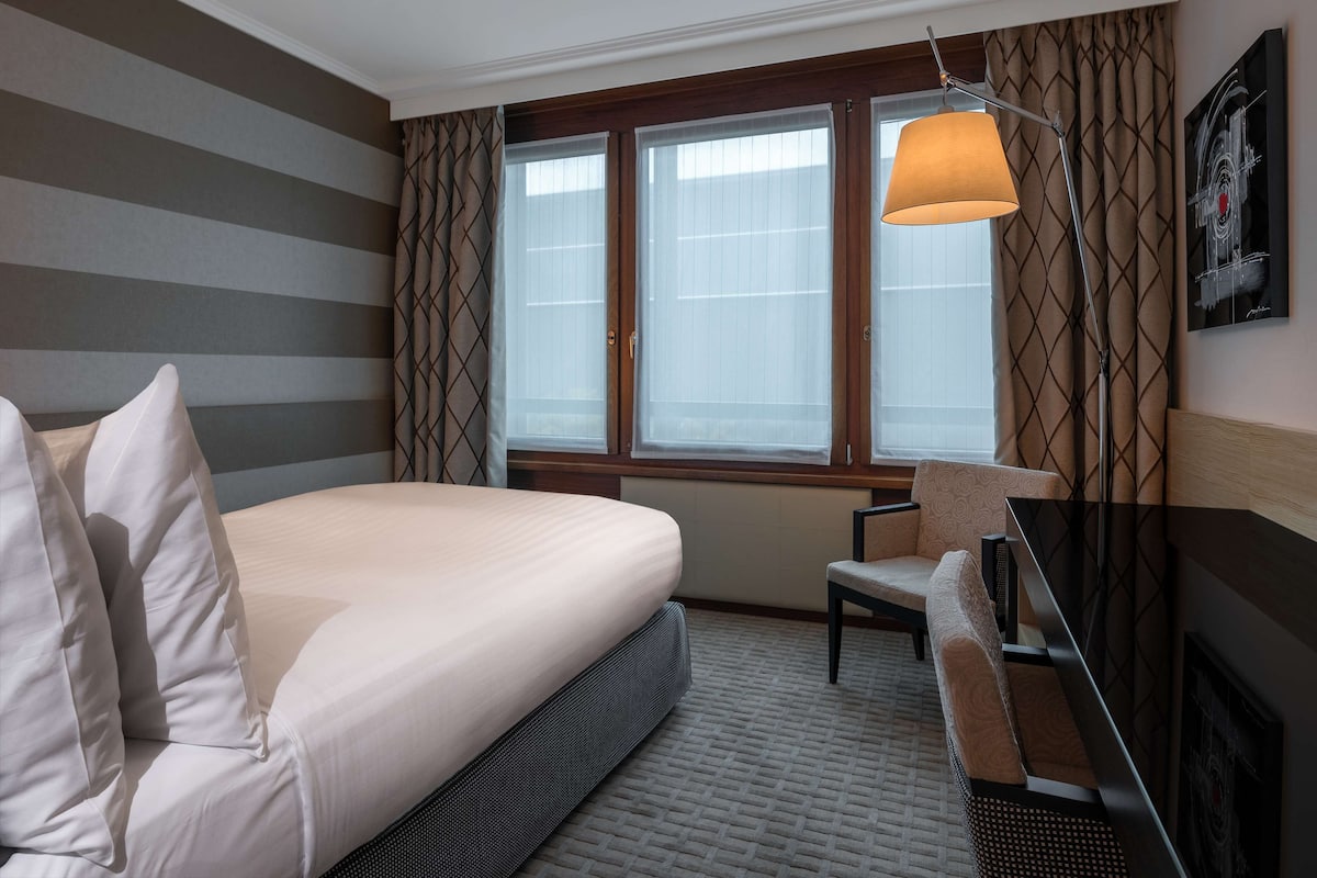 Room, 1 Queen Bed | Hypo-allergenic bedding, minibar, in-room safe, desk